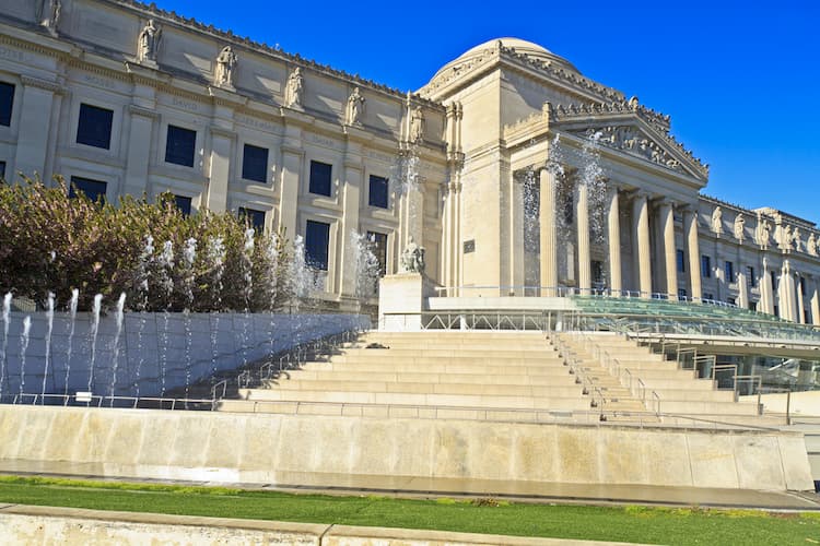 Exterior of Brooklyn Museum with fountain