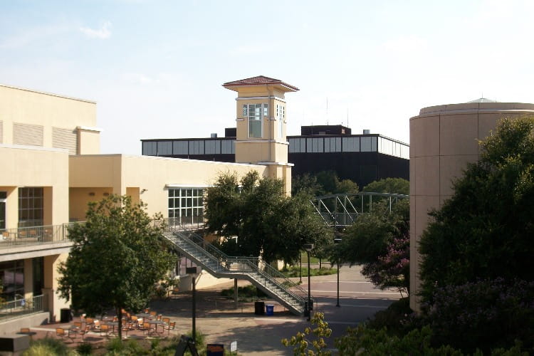 Univeristy of San Antonio Texas buildings in the center of campus.